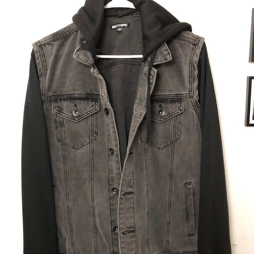 Hot Topic Black denim hoodie jean jacket size Medium